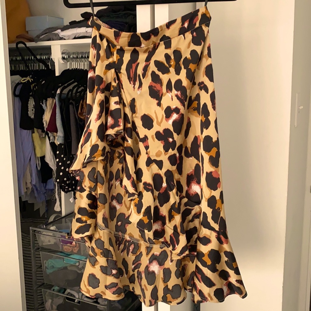 High- low leopard skirt